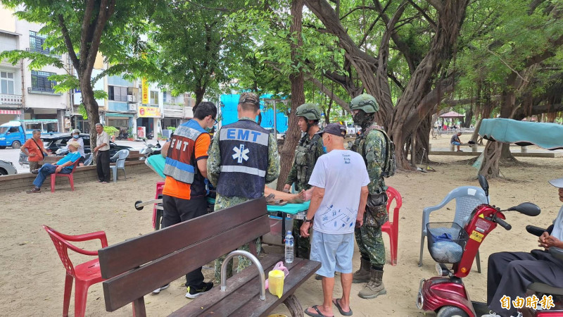 隨軍直擊》全旅動員市區公園教學 突遇民眾中風醫護兵馬上緊急處置