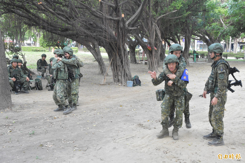 隨軍直擊》全旅動員台南市區公園教學戰傷救護 運動民眾駐足加油
