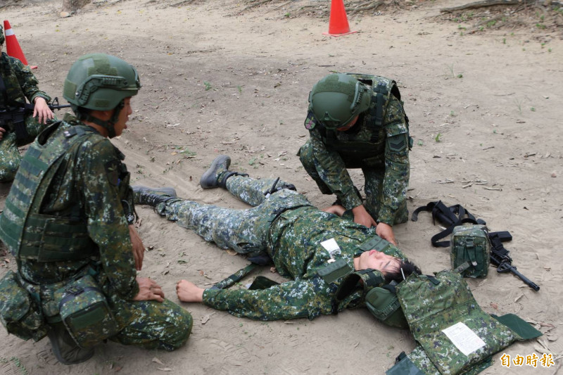 隨軍直擊》四戰區全旅動員教召 台南TCCC演練敵火下搬運後送