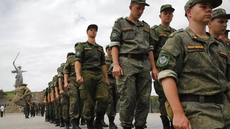 俄軍月損4萬兵力 美媒揭栽贓毒品強拉兵員
