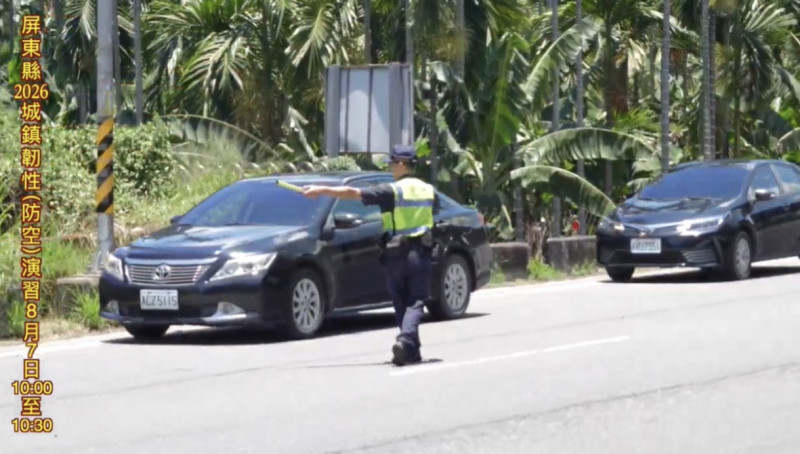 演習期間人車必須聽從指示。（屏東縣警局提供）