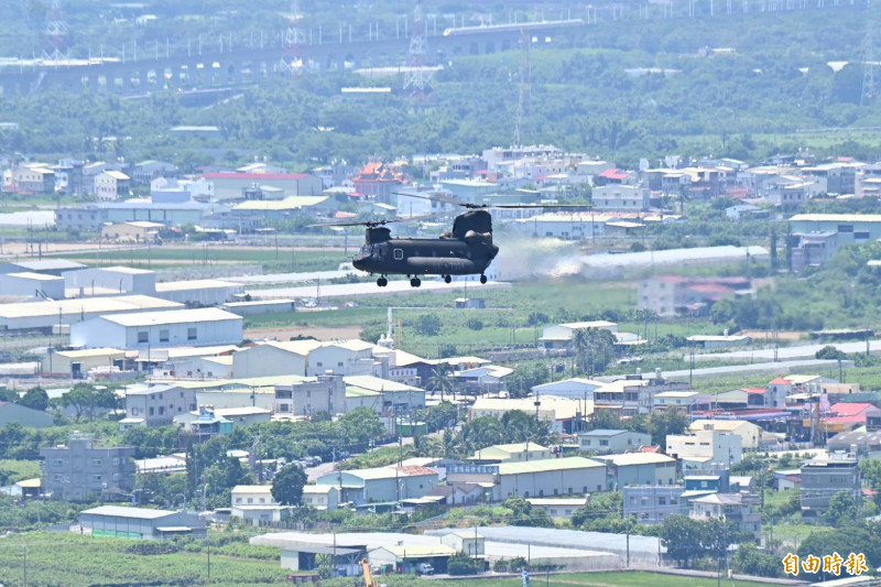CH-47SD「契努克」運輸直升機飛抵大崗山營區。（記者李惠洲攝）