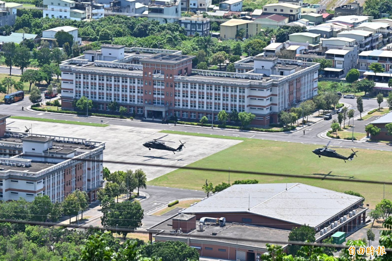 7架軍用直升機今天下午飛抵高雄大崗山營區，載運近百名全副武裝增援兵力，（記者李惠洲攝）
