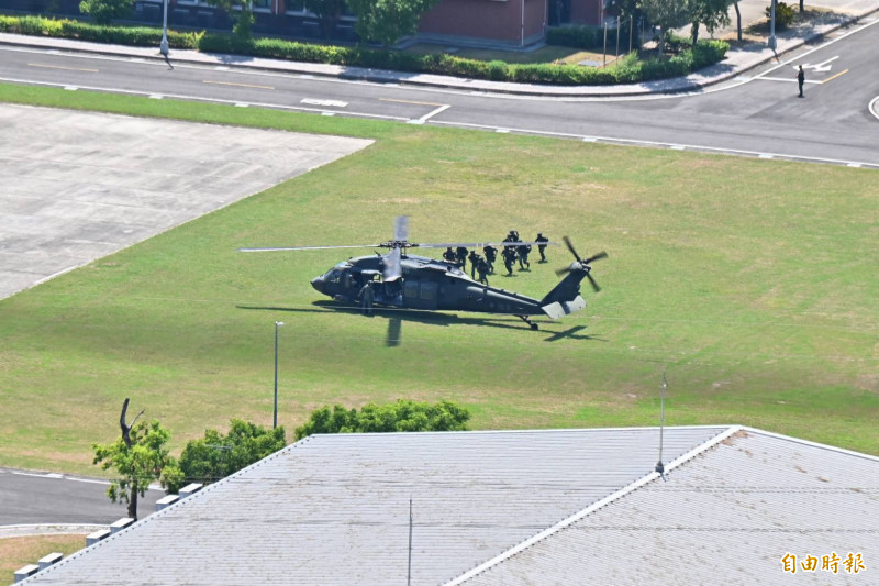 UH-60M黑鷹直升機分批搭載部隊。（記者李惠洲攝）