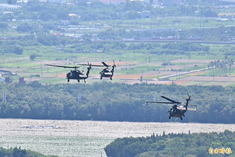 7架軍用直升機今天下午飛抵高雄大崗山營區，載運近百名全副武裝增援兵力，飛往北部戰術位置完成投送任務。（記者李惠洲攝）