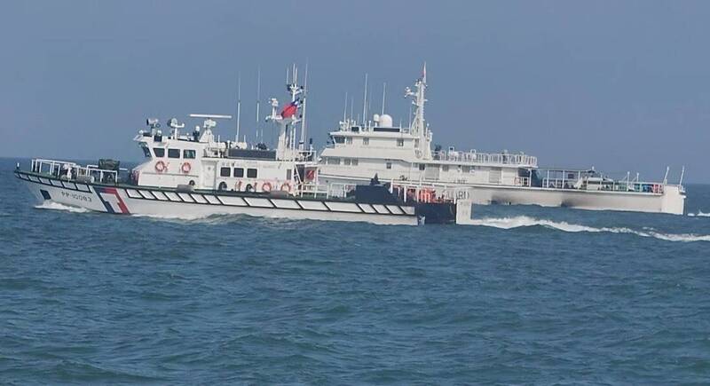 圖為海巡署船艦和中國海警船海上相遇情形。（資料照）