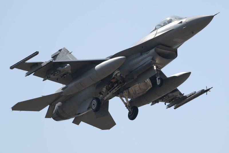 嘉義基地F-16V落地衝出跑道 跑道一度關閉、空中機轉降他場