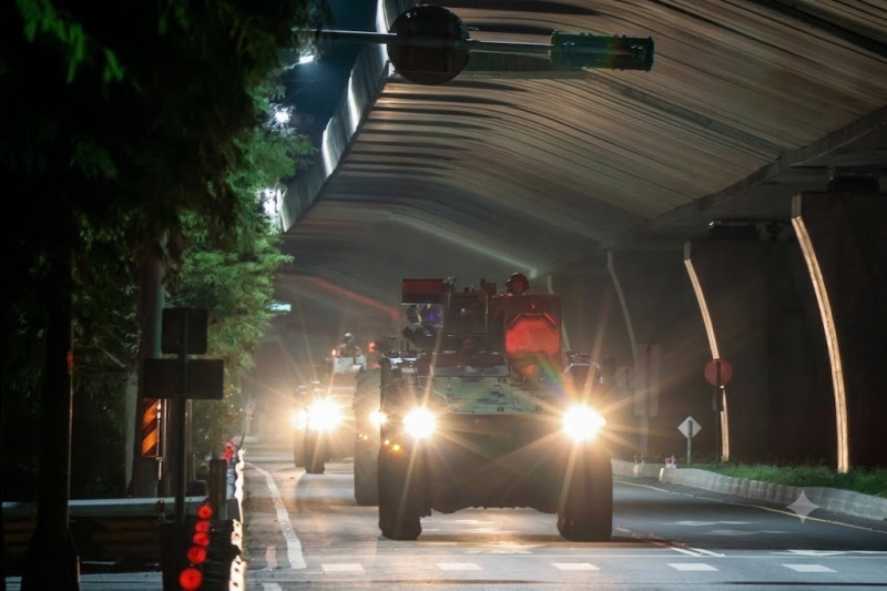 漢光42》夜行軍跨防區打擊!宜蘭部隊行駛國5側車道震撼民眾