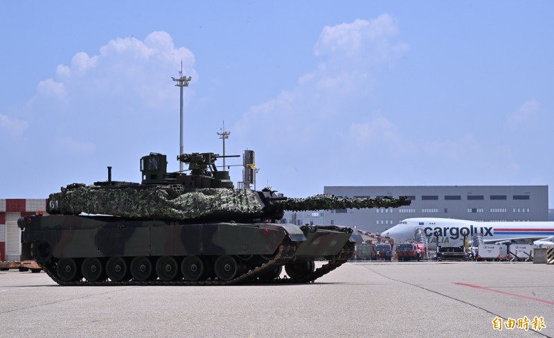 陸軍M1A2T戰車首度進駐桃園國際機場，與雲豹甲車共同投入機場防衛演練，模擬敵軍企圖以空降方式奪取機場作為登陸地點。（記者劉信德攝）