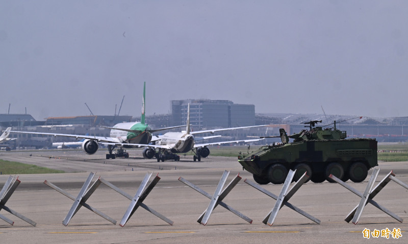 雲豹甲車進入跑道旁戰術位置，演練反制敵軍機降。（記者劉信德攝）