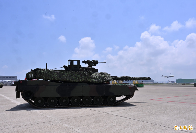 國軍「漢光42號演習」今（7）日進入第三天，陸軍M1A2T戰車首度進駐桃園國際機場，與雲豹甲車共同投入機場防衛演練，模擬敵軍企圖以空降方式奪取機場作為登陸地點。（記者劉信德攝）