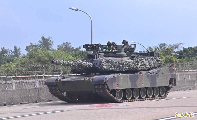 國軍「漢光42號演習」今（7）日進入第三天，陸軍M1A2T戰車首度進駐桃園國際機場，與雲豹甲車共同投入機場防衛演練，模擬敵軍企圖以空降方式奪取機場作為登陸地點。（記者劉信德攝）