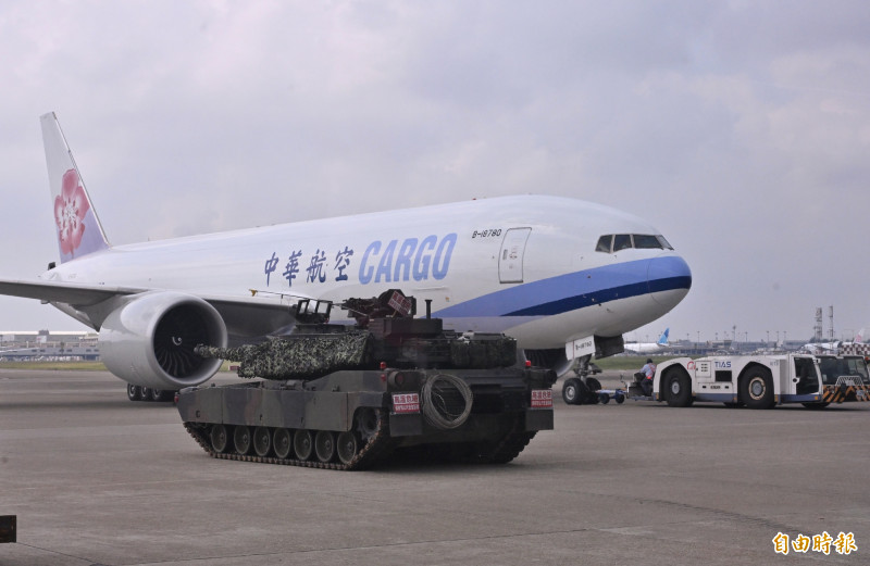 陸軍M1A2T戰車首度進駐桃園國際機場，與雲豹甲車共同投入機場防衛演練，模擬敵軍企圖以空降方式奪取機場作為登陸地點。（記者劉信德攝）