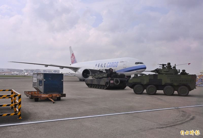 國軍「漢光42號演習」今（7）日進入第三天，陸軍M1A2T戰車首度進駐桃園國際機場，與雲豹甲車共同投入機場防衛演練，模擬敵軍企圖以空降方式奪取機場作為登陸地點。（記者劉信德攝）