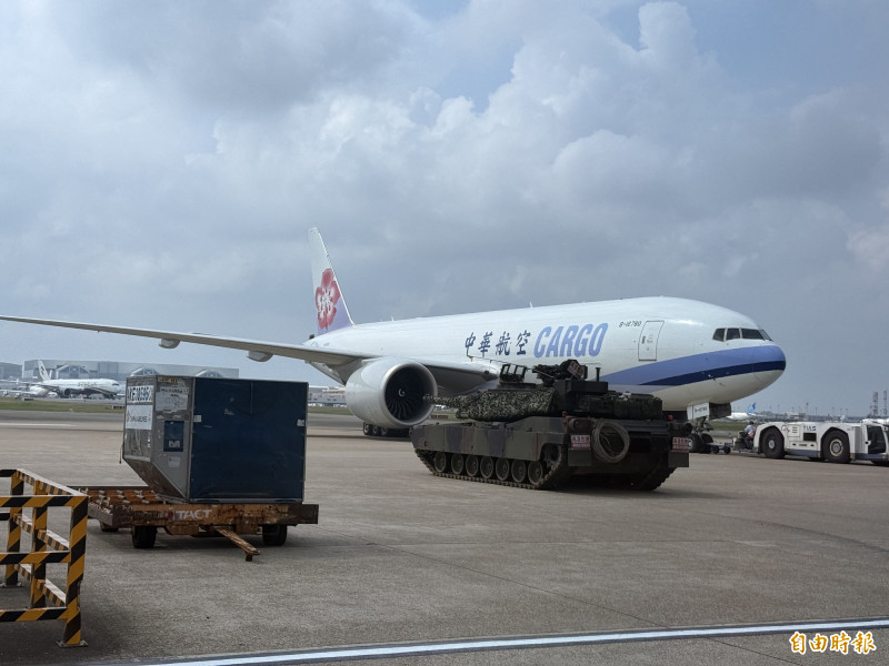 國軍「漢光42號演習」今（7）日進入第三天，陸軍M1A2T戰車首度進駐桃園國際機場。（記者劉信德攝）