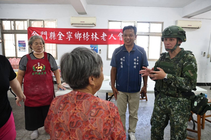 金防部實施漢光演習，透過金寧鄉榜林村長楊龍傳向民眾傳達軍事訊息，疏導金門民眾配合軍事行動。（金防部提供）