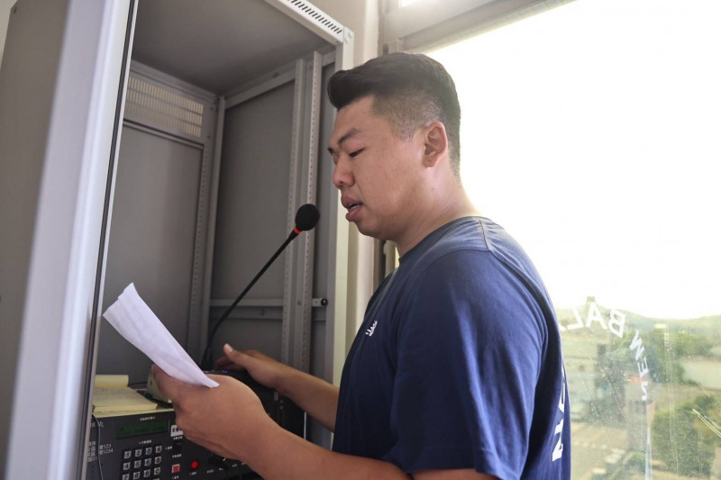 金防部執行漢光演習，透過金湖鎮新市里長吳孟霖運用廣播系統，放送軍事訊息。（金防部提供）