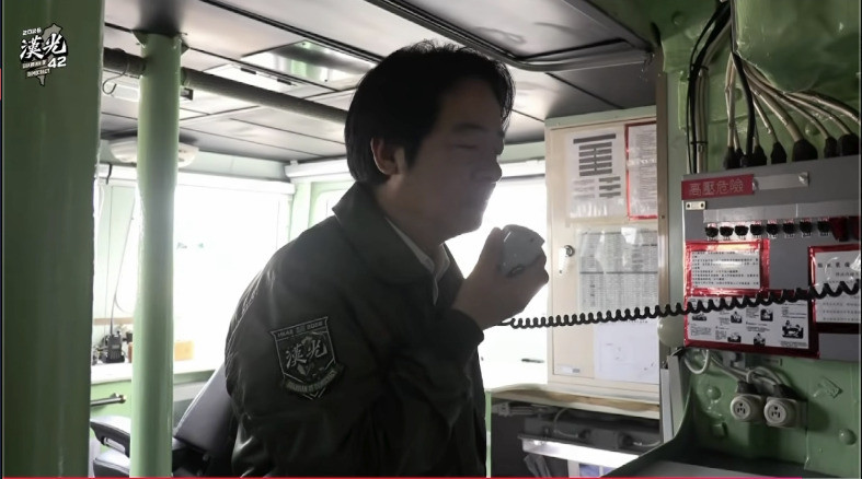 總統賴清德今早於海軍光六飛彈快艇上親持無線電發話下令緊急出港，並鼓勵官兵持續演練。（擷自國防部直播畫面）
