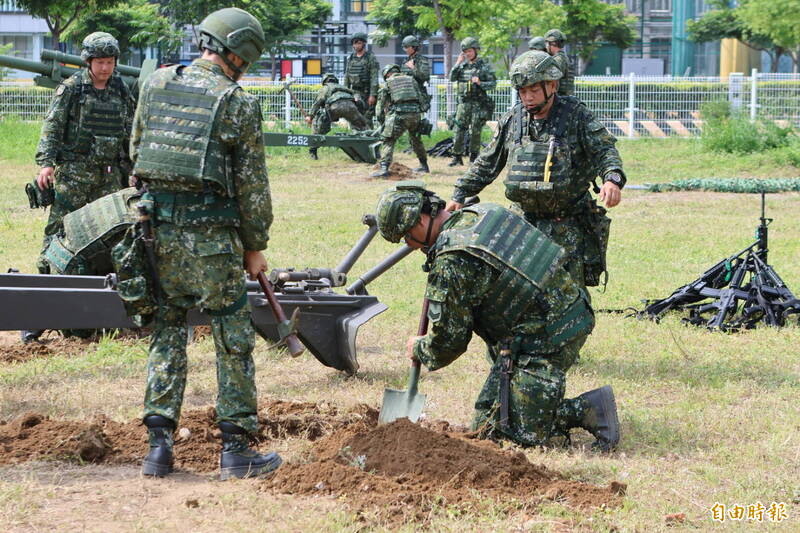 隨軍直擊》教召部隊15分鐘內完成砲陣地部署 朝紅色海灘待命