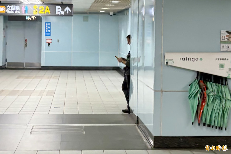 鄰近北捷末班車時段，捷運南港展館站內卻有多位外籍人士徘徊、逗留，極可能是觀察憲兵演練情形的「美語老師」。（記者陳治程攝）