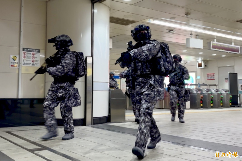 憲兵今（9）日凌晨1時許利用北捷地下化軌道，執行部隊機動及後勤補給任務演練。可見官兵身穿灰階城市迷彩服，力求符合作戰情境。（記者陳治程攝）