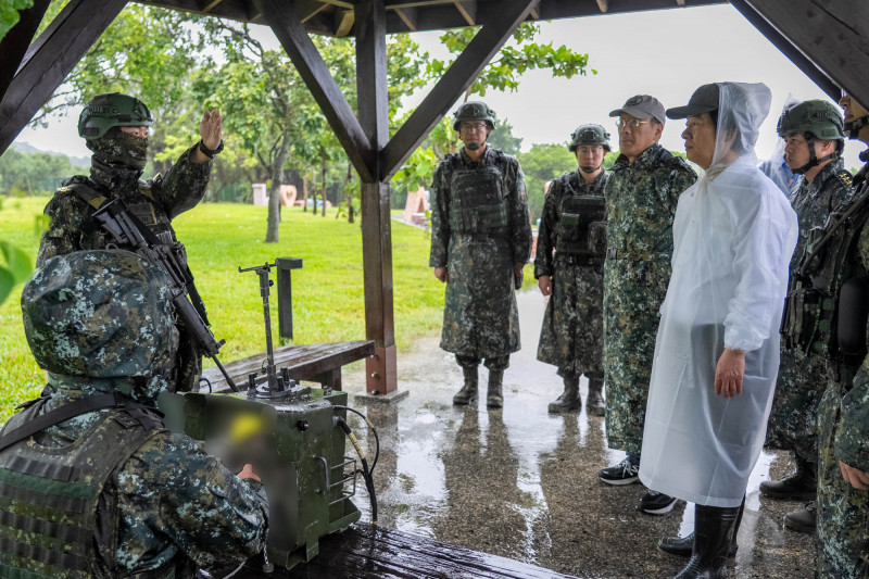 漢光42》風雨無阻!賴清德穿雨衣視導「要域火殲」演練、復仇者飛彈