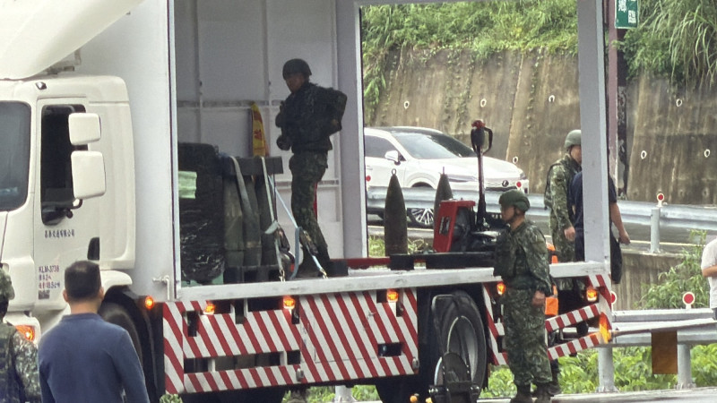 漢光42》軍卡行駛台13線8吋榴砲彈竟掉落 軍方急赴現場搬運