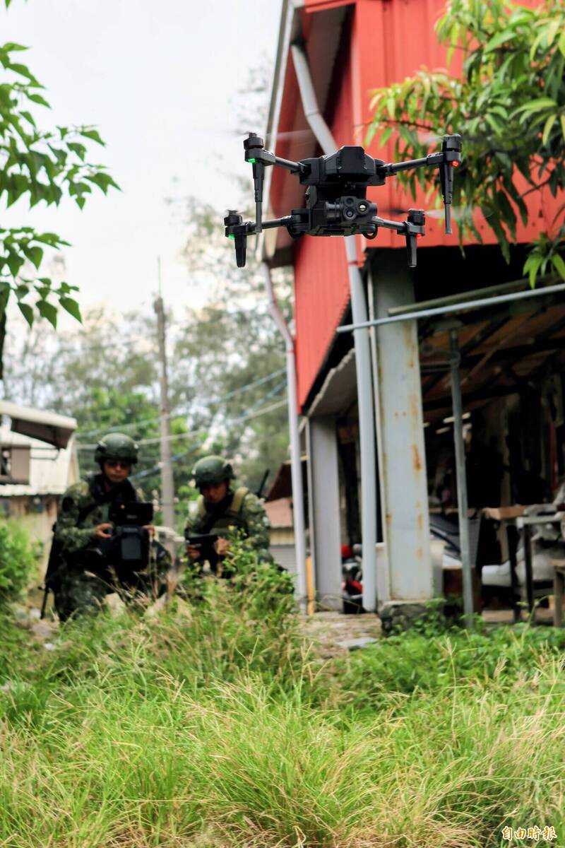國軍第四作戰區步兵部隊砲兵營以監偵型無人機偵查，過程中意外讓本報隨軍採訪記者見證TAK鏈路秒回。（記者方瑋立攝）