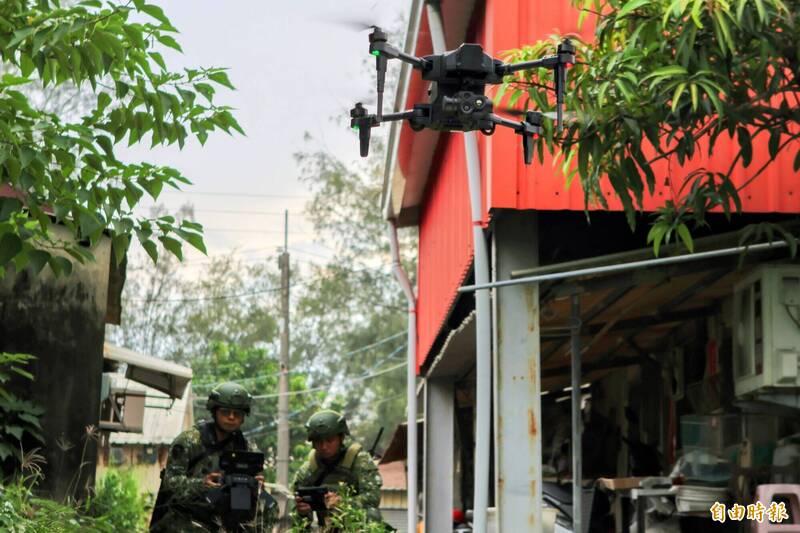國軍第四作戰區步兵部隊砲兵營以監偵型無人機偵查，過程中意外讓本報隨軍採訪記者見證TAK鏈路秒回。（記者方瑋立攝）
