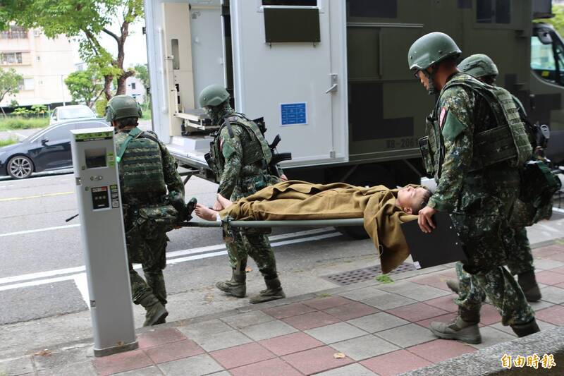 隨軍直擊》超逼真!台南街頭演練大量傷患前接後送 野戰救護車出動