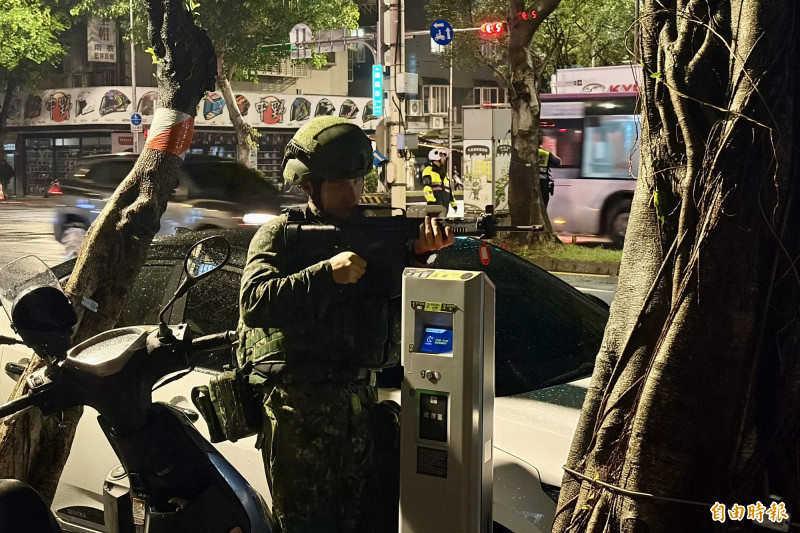 手持T91步槍的憲後旅召員持槍警戒。（記者陳治程攝）