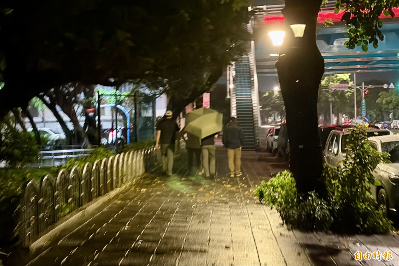 當後備憲兵集結朝民權大橋口移動時，可見數名身著便服的外籍人士在旁觀察，疑為美方派來觀察的「美語老師」。（記者陳治程攝）