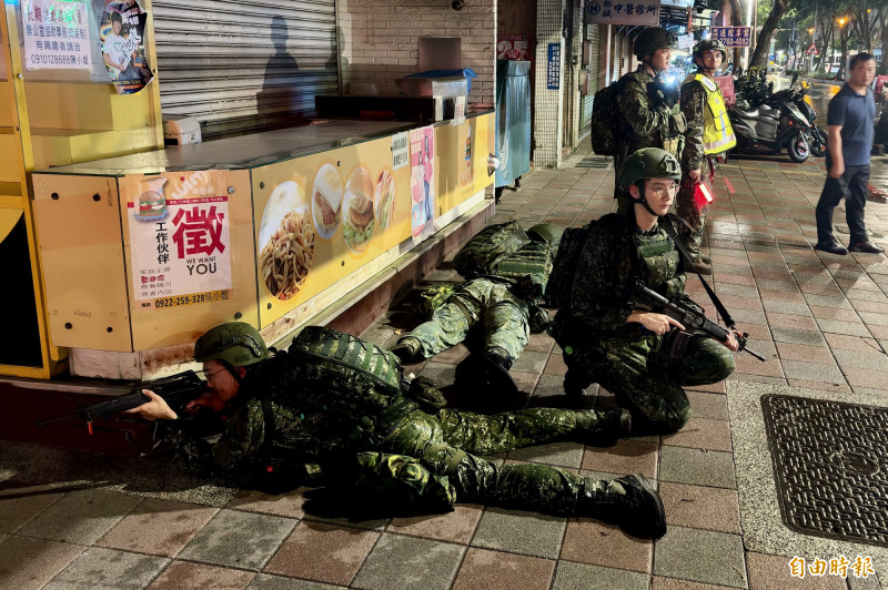 獨家》不只復北地下道! 憲後旅協防松機 「美語老師」現身民權大橋