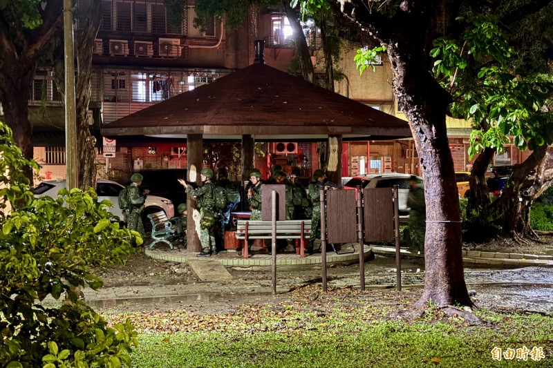 為守備連通內湖的民權大橋口，後備憲兵昨晚十時許集結在某公園涼亭，準備執行要點守備任務演練。（記者陳治程攝）