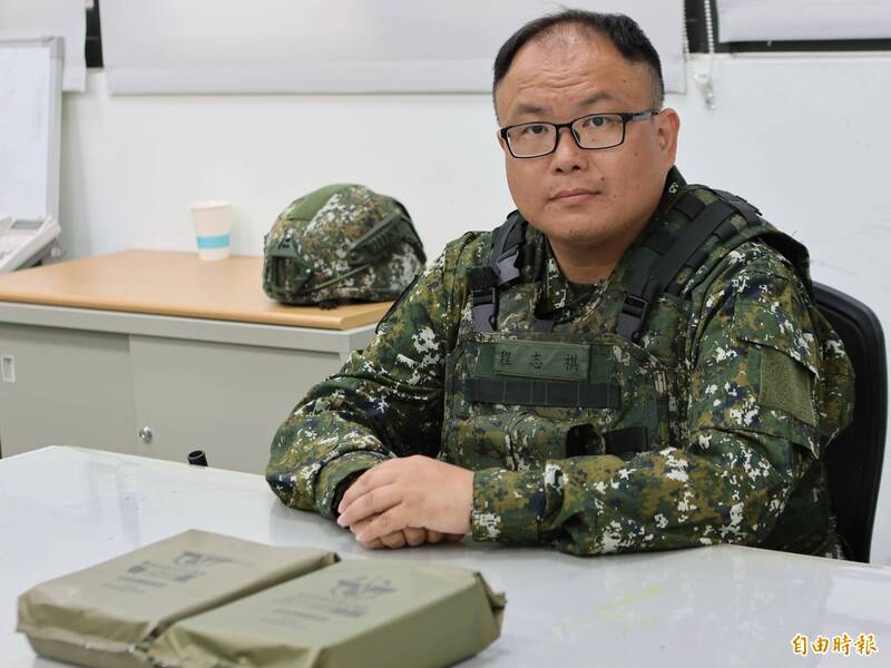 國軍第四作戰區全旅動員接訓單位砲兵營的程姓召員開箱國軍野戰加熱式餐盒。（記者方瑋立攝）