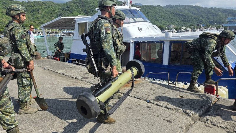 漢光42》驗證戰時後勤韌性 官兵帶標槍飛彈登賞鯨船運補龜山島