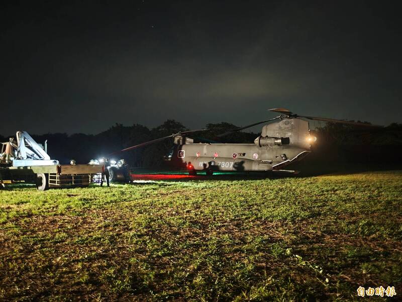 漢光42號演習，航特部開闢野戰機場，進行油料、彈藥的運補操練。（記者吳俊鋒攝）