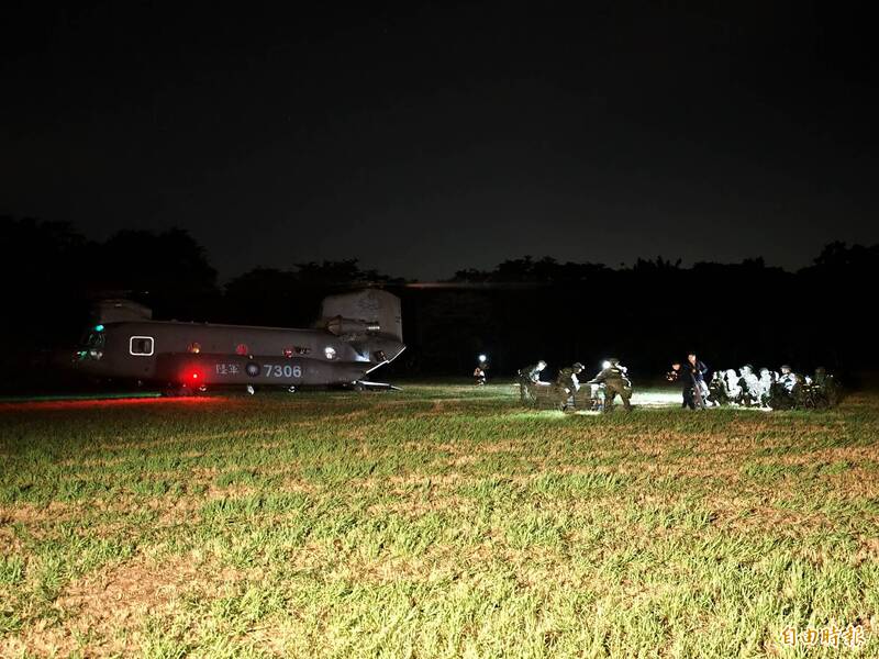 漢光42號演習，航特部開闢野戰機場，進行油料、彈藥的運補操練，展現後勤支援的戰力。（記者吳俊鋒攝）