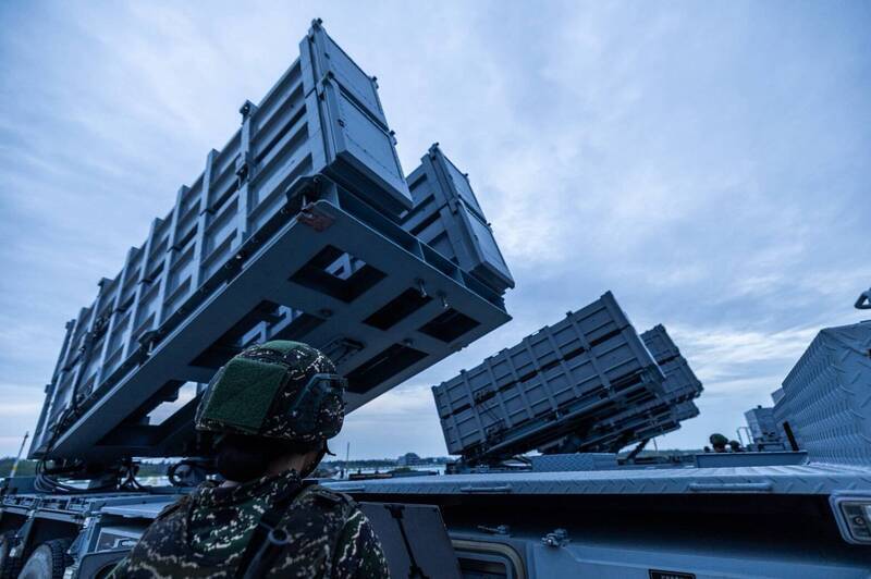 海軍濱海作戰指揮部在漢光演習期間，首度將「雄風機動飛彈發射車組」前進部署至澎湖群島。圖為雄風反艦飛彈發射車，在澎湖某戰術位置揚起飛彈發射箱。（圖：軍聞社提供）