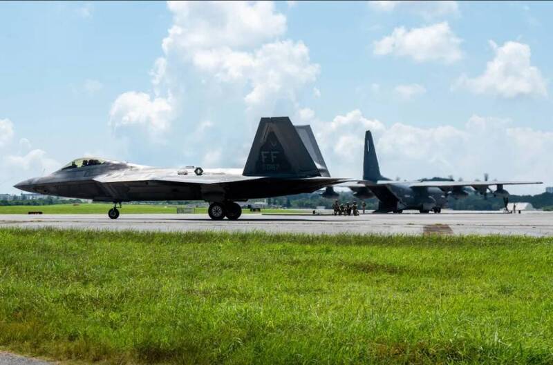 破共軍第一島鏈封鎖! 沖繩美軍F-22演練「賽車級」熱加油
