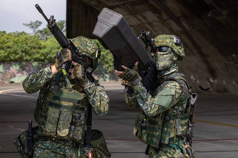 空軍官兵持干擾槍阻斷無人機訊號。（圖：軍聞社提供）