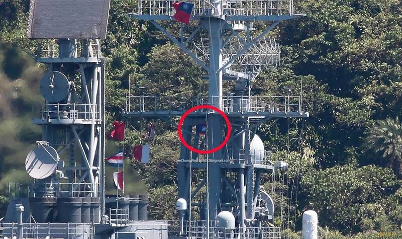 簡士淵在擔任海軍168艦隊少將艦隊長期間，就以「沉穩抗壓、實戰導向」的帶兵風格聞名。2022年8月台海危機爆發，共軍展開大規模圍台實彈軍演，東部外海成為對峙的最前線。當時簡士淵頂住極大的軍事壓力，多次親自率領麾下的基隆級驅逐艦與濟陽級巡防艦出海，在第一線與共軍驅逐艦進行近距離、高風險的海上監控對峙。圖為當時返港的基隆級左營軍艦（1803），艦上還懸掛海軍少將旗，代表的是艦隊長親自率艦出擊。（圖：李忠衛授權提供）