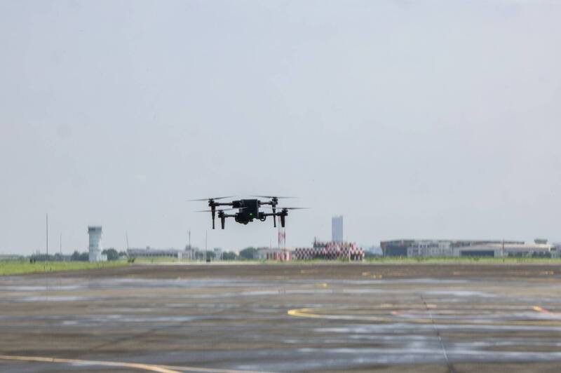空軍嘉義基地11日模擬遭共軍無人載具群攻襲擾。（圖：軍聞社提供）