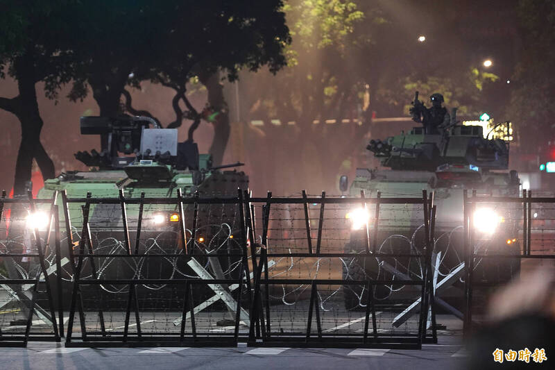憲兵派出雲豹裝甲車馳援光復大橋，以優勢火力壓制敵軍。（記者涂鉅旻攝）