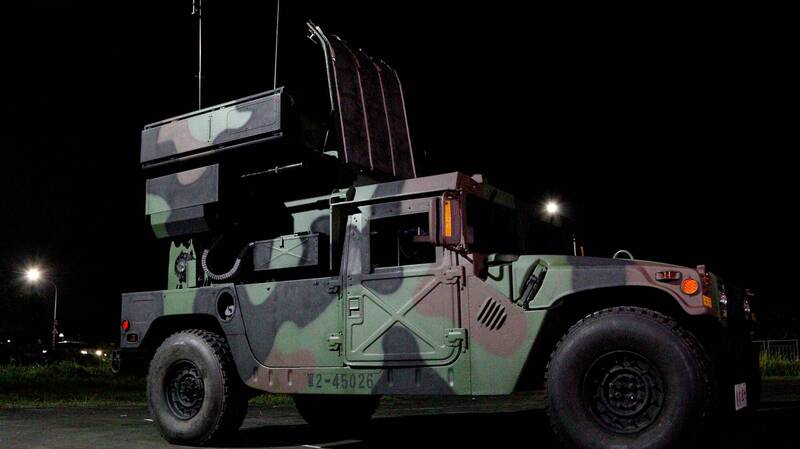 模擬「復仇者飛彈車」遭攻擊受損 陸軍保修部隊緊急野戰搶俢
