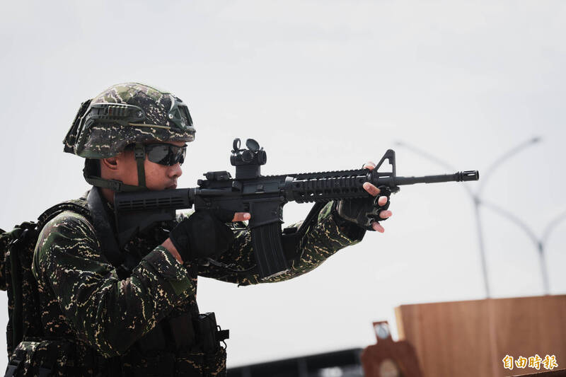 海軍陸戰隊歷時4年研發新式戰鬥背心，官兵穿著這件背心進行限制空間戰鬥訓練。（記者涂鉅旻攝）