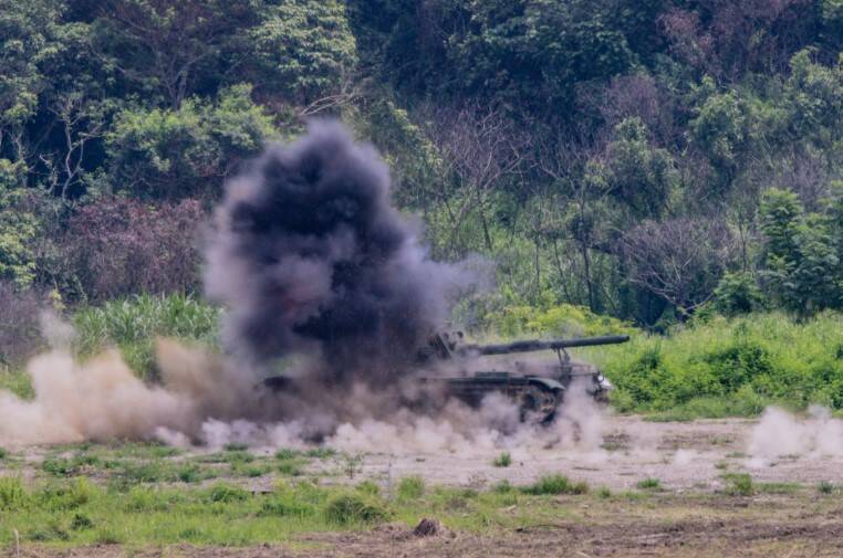 不只射火箭和重砲!陸軍三大砲指部首練FPV無人機實彈 還練雙機俯衝