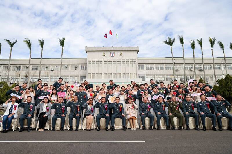 解除少子化!陸軍創新聯合婚禮 新人搭馬車、貢多拉船還有煙火相伴