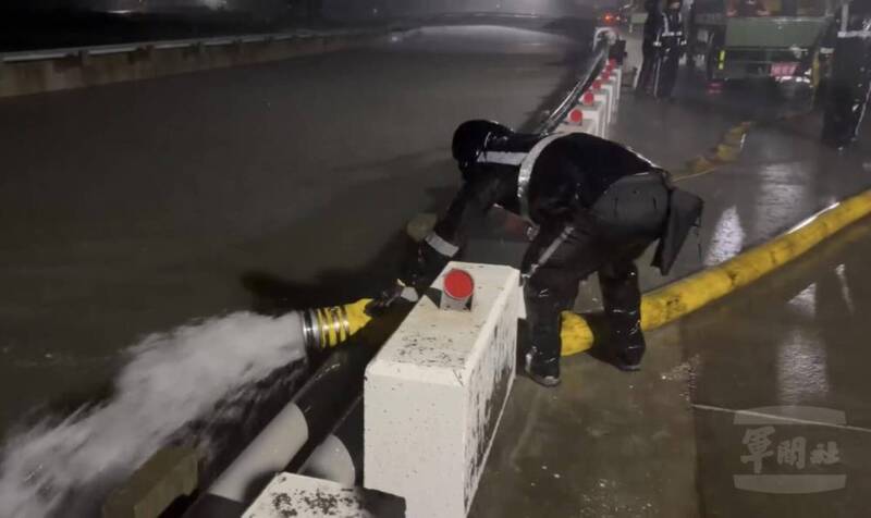 低壓帶豪雨釀災！海軍這支精銳部隊挺進災區 24小時輪班操作抽水機