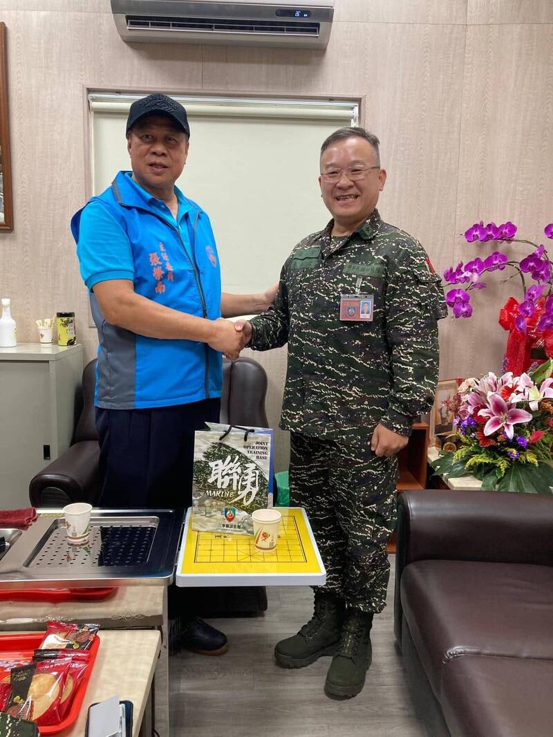 李春政在擔任三軍聯訓基地任內，展現民事溝通能力。由於基地演訓產生的噪音與管制經常引發地方摩擦，他採取積極且圓融的態度，率領部隊與恆春基督教醫院等地方社福機構深度合作，不僅強化戰時醫療韌性，更共同投入社會公益、關懷在地弱勢。（圖：取自高山巖福德宮臉書專頁）